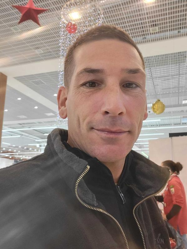 cedric 44 ans Villebéon