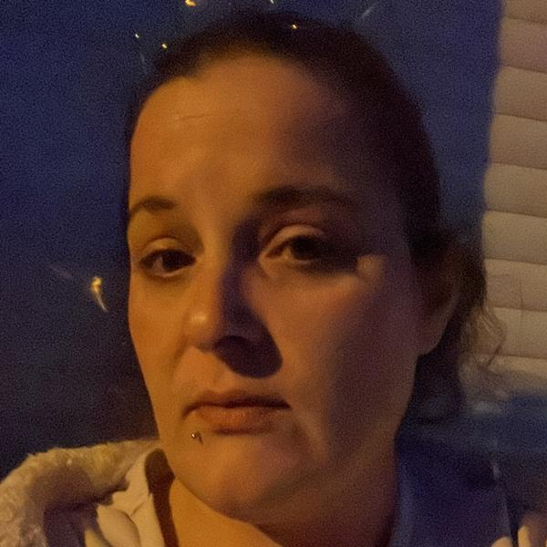 Laura 33 ans Longèves