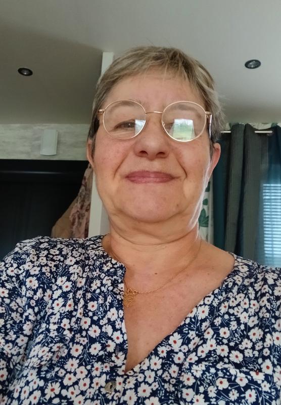 Brigitte  57 ans Lanhélin