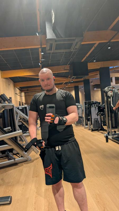 Damien  30 ans Mâcon