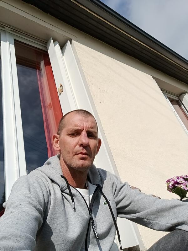 Daniel  48 ans Athée