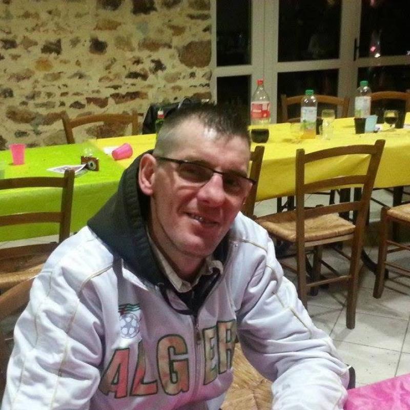 Daniel  48 ans Athée