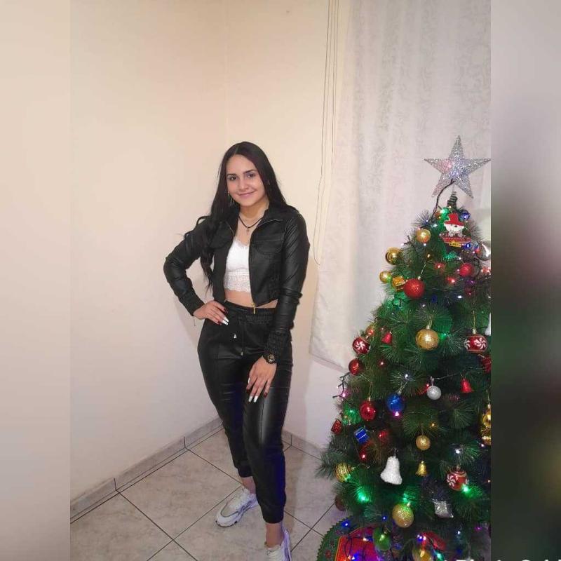 Naomi Kheira  30 ans paris 8eme arrondissement