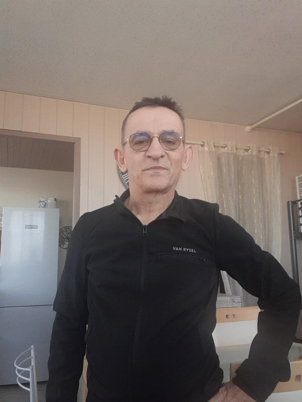 Elian  63 ans Rodez