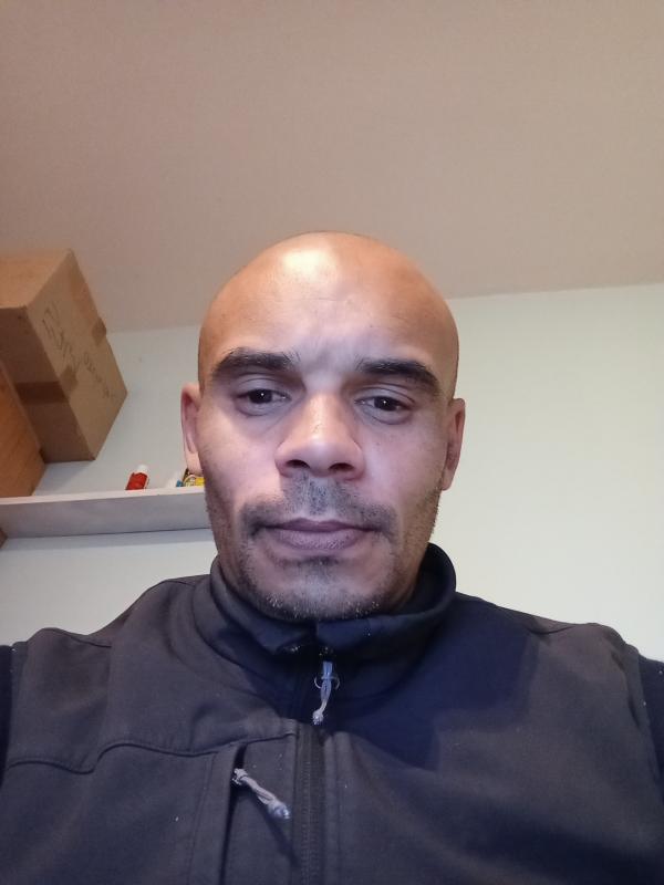 Arnaud  39 ans Neuillé Pont Pierre