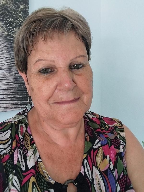 Josiane  74 ans Le Pellerin