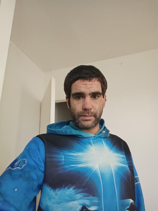 Damien  32 ans Dieulivol