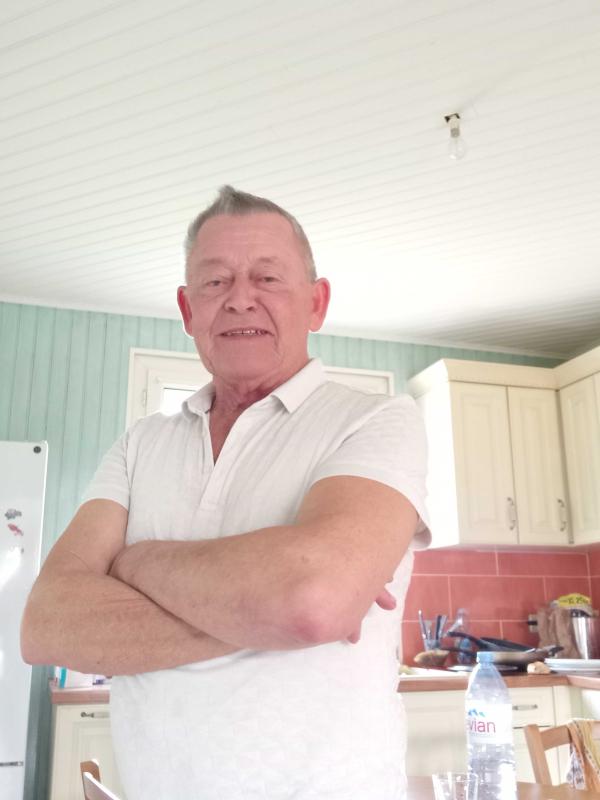 Joël  67 ans Loudéac