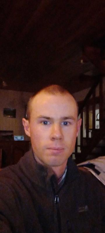 Damien 27 ans Pleyben