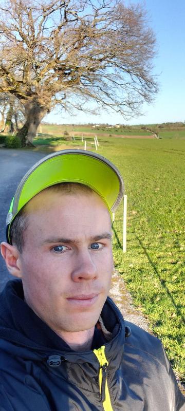 Damien 27 ans Pleyben