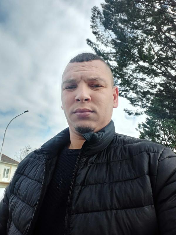 Mustafa 32 ans Paris