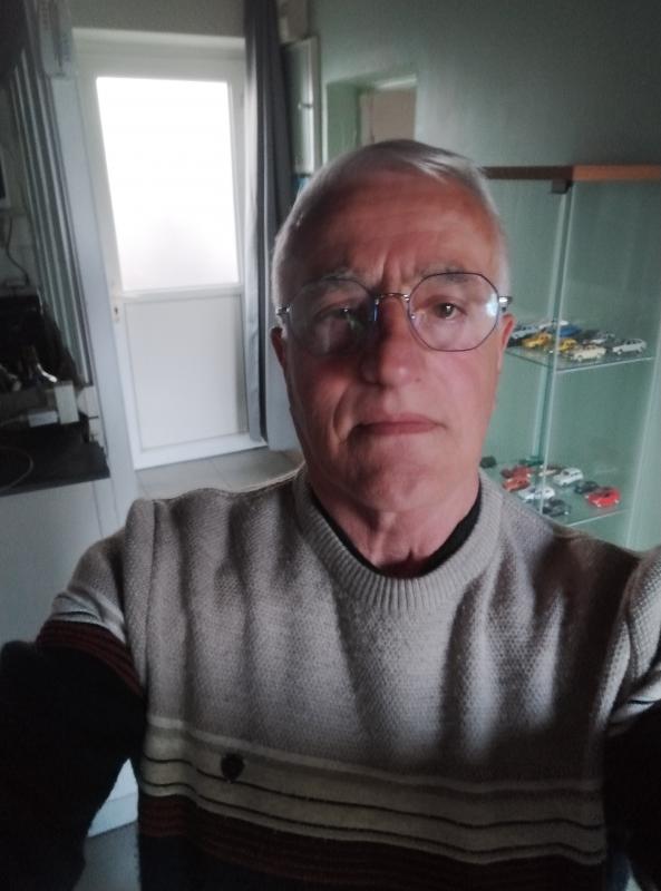 Alex  71 ans Angoville sur Ay