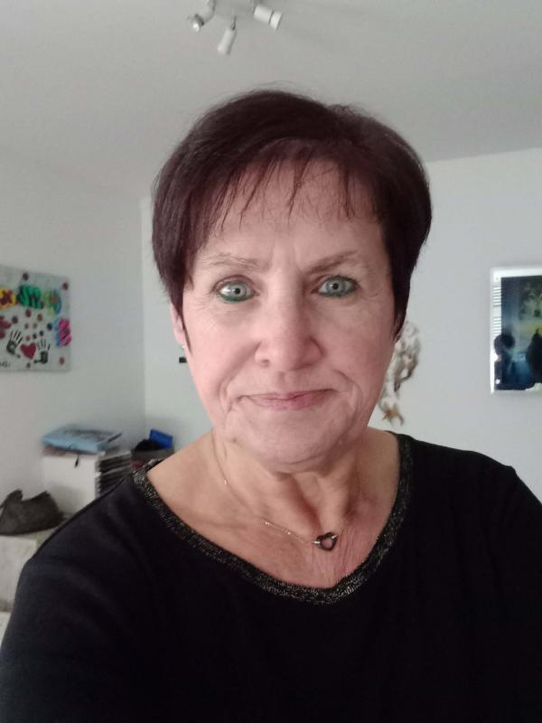 Carine 65 ans Hatten