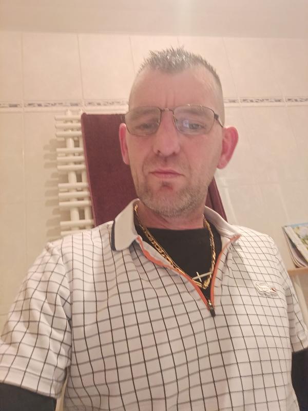 Daniel  48 ans Athée