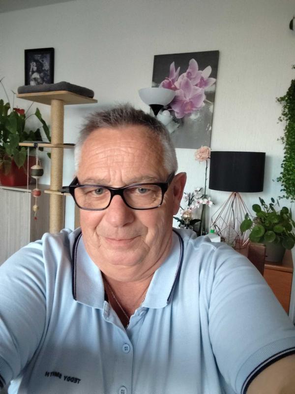 Manu 61 ans Saint Nazaire