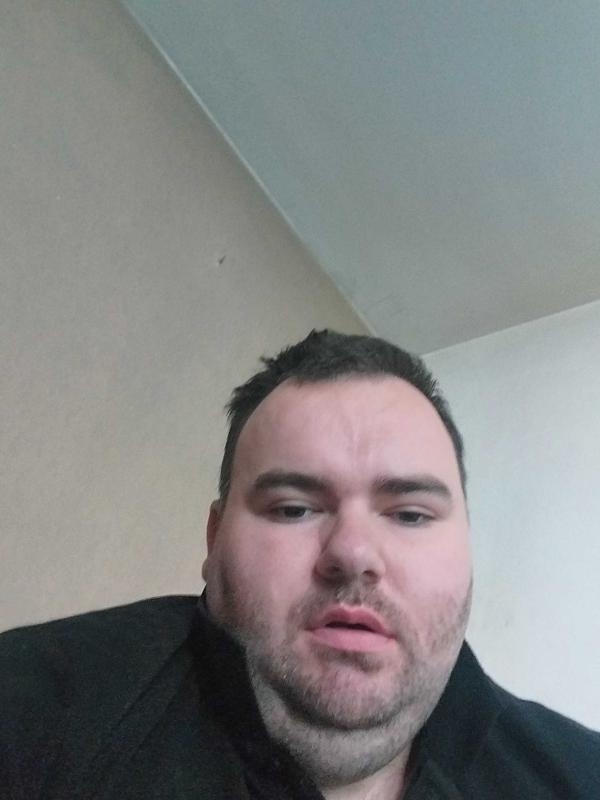 Bryan  27 ans Landerneau