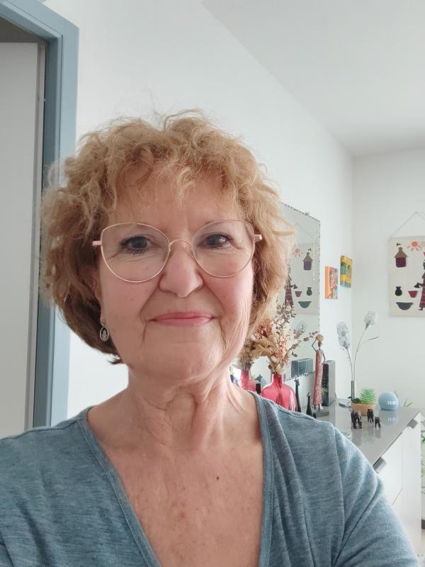 Julie  62 ans Port Saint Père