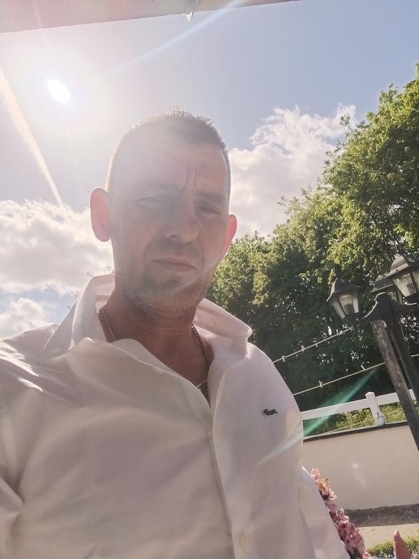Daniel  48 ans Athée
