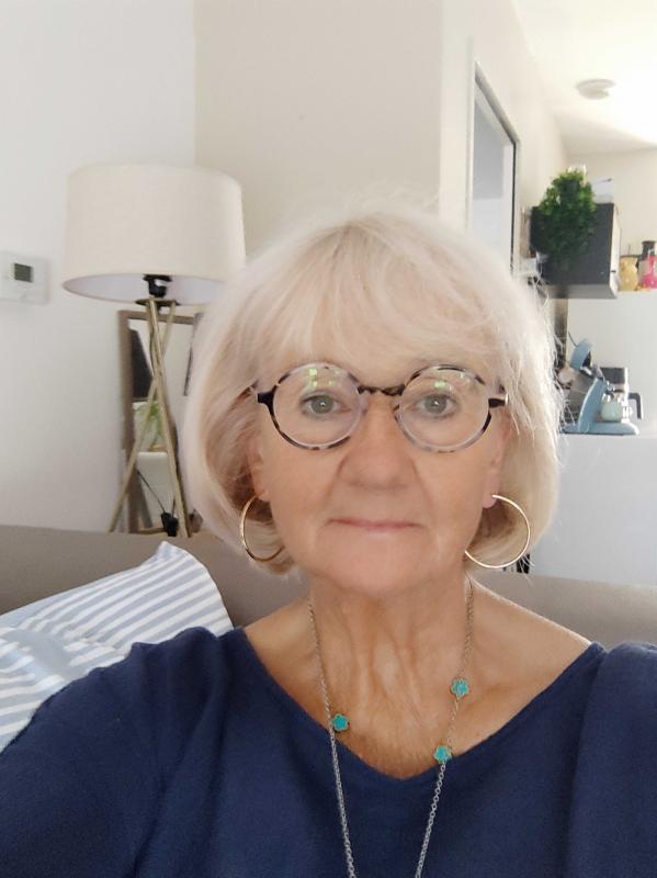 Delphine 66 ans Neuville sur Oise