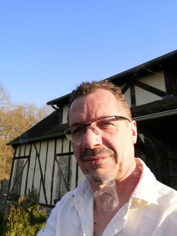 Franck  59 ans Ambenay
