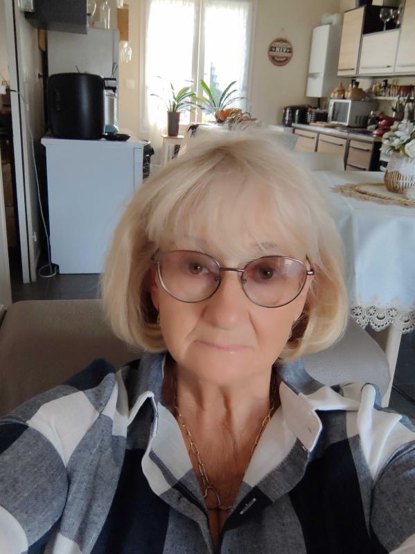 Delphine 66 ans Neuville sur Oise
