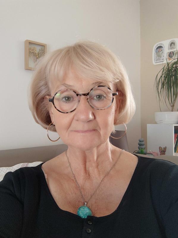 Delphine 66 ans Neuville sur Oise