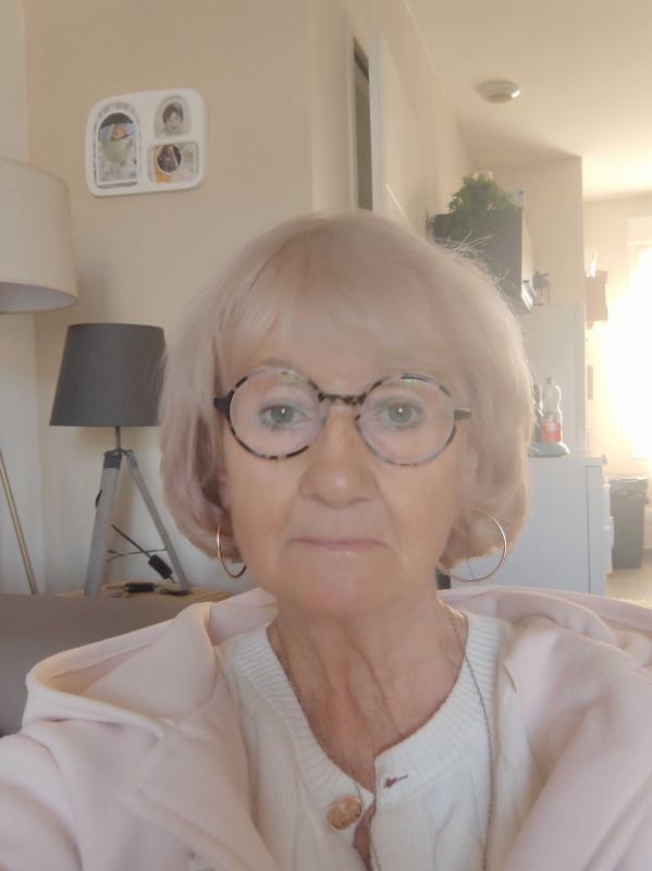 Delphine 66 ans Neuville sur Oise