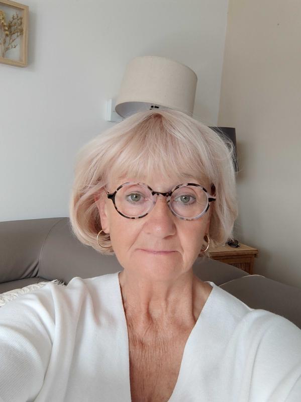 Delphine 66 ans Neuville sur Oise