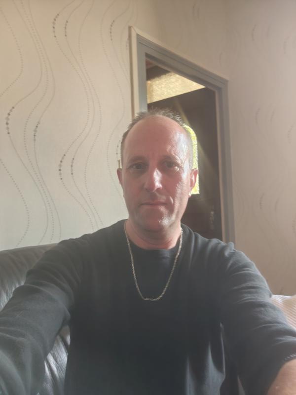Yannick  47 ans Bayet