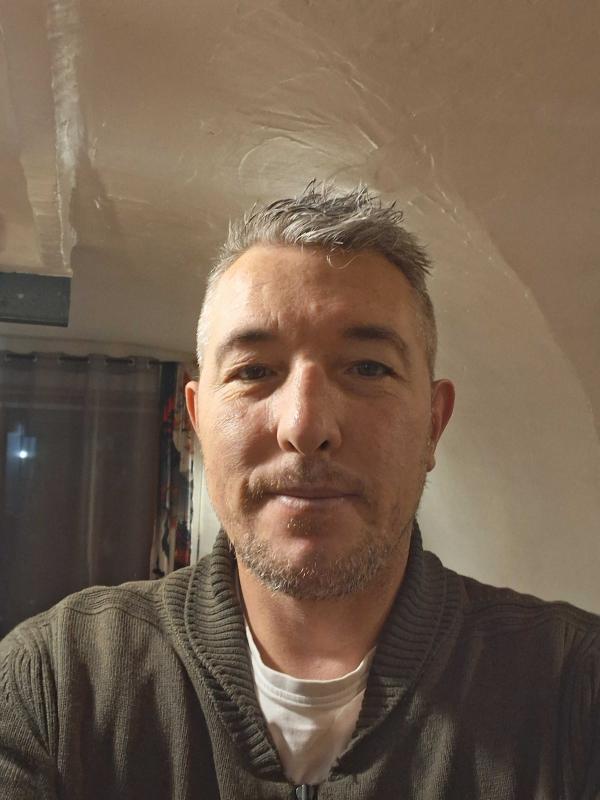 Jonathan  45 ans Le Périer