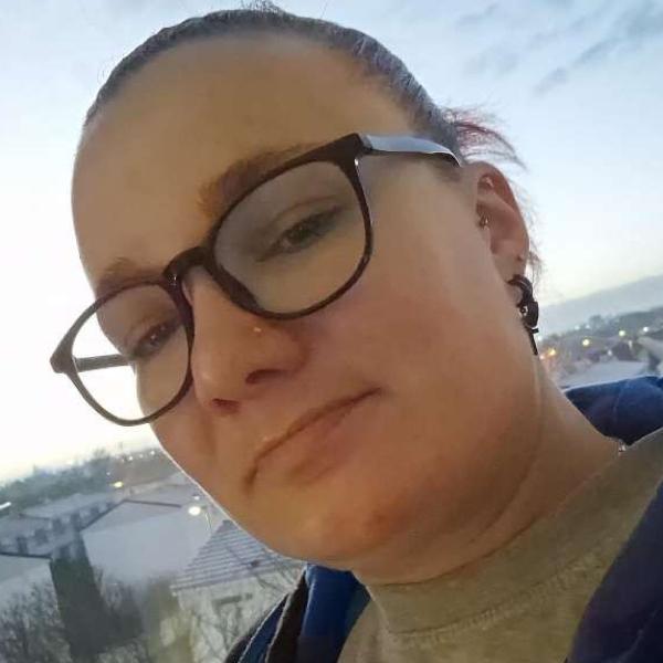 Caroline 41 ans Sedan