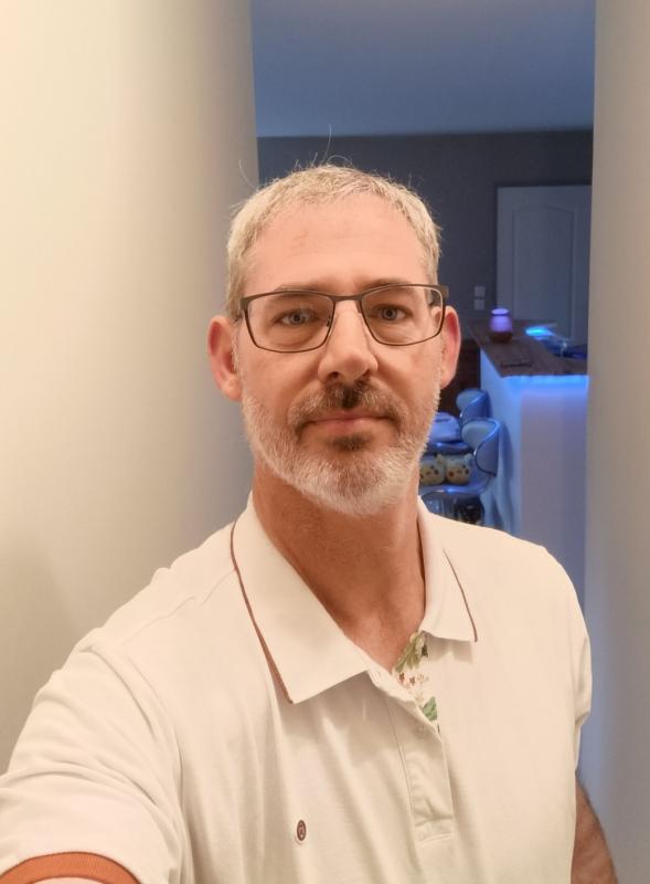 Julien  46 ans Mirabel