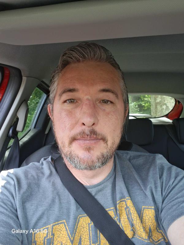 Jonathan  45 ans Le Périer